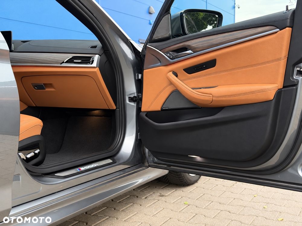 BMW Seria 5 M550i xDrive - 28