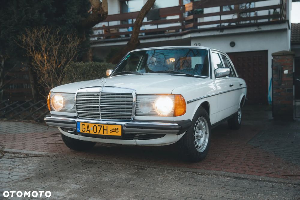 Mercedes-Benz W123 - 12