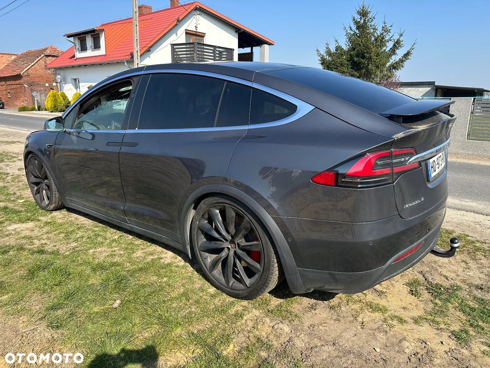 Tesla Model X - 7