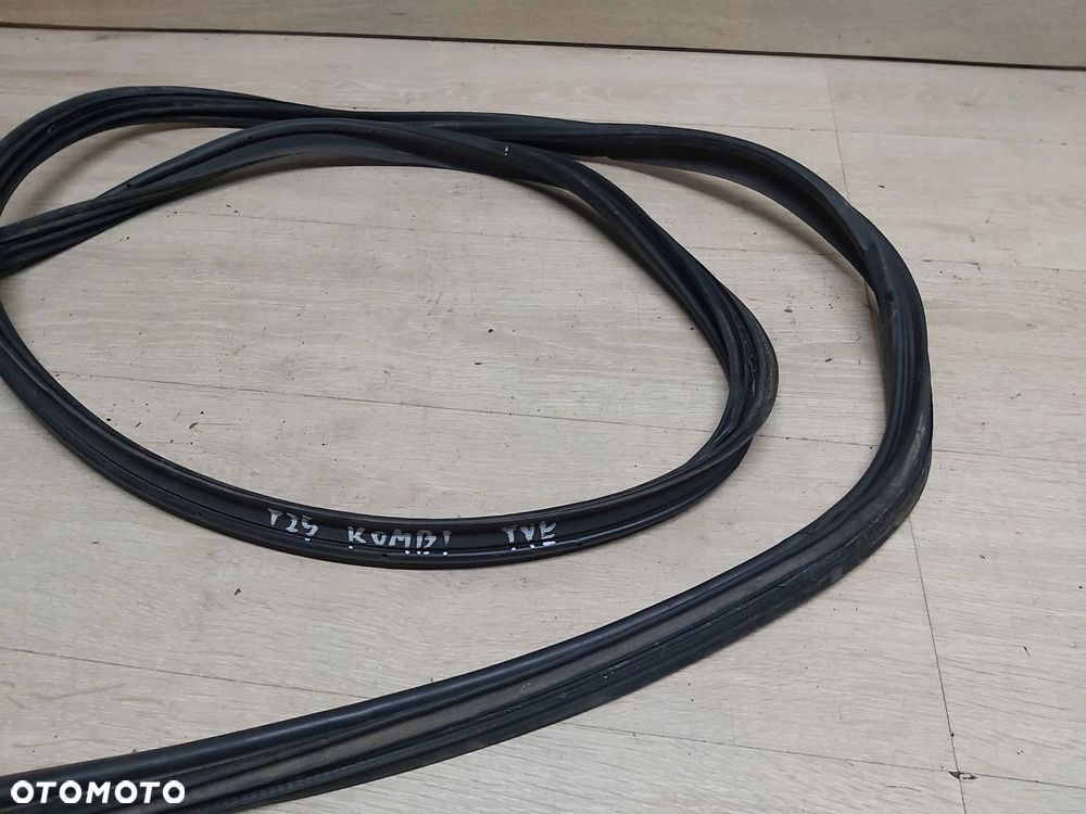 TOYOTA Avensis T25 03-08r uszczelka karoseryjna klapy bagażnika KOMBI - 2