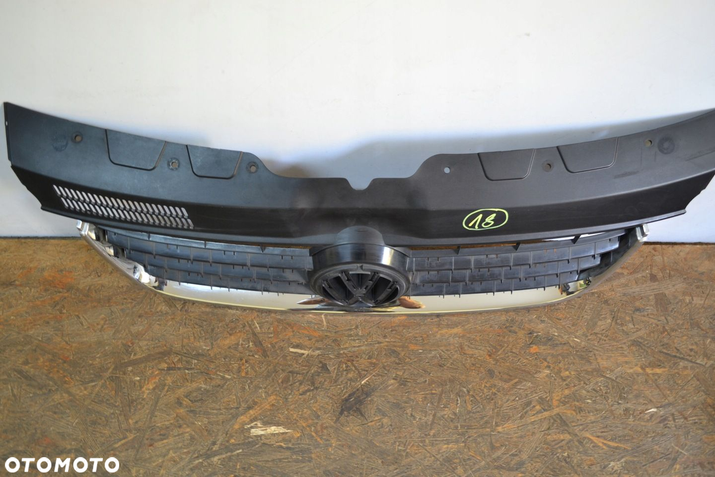 VW T5 MULTIVAN GRIL ATRAPA 7H5807101 - 4