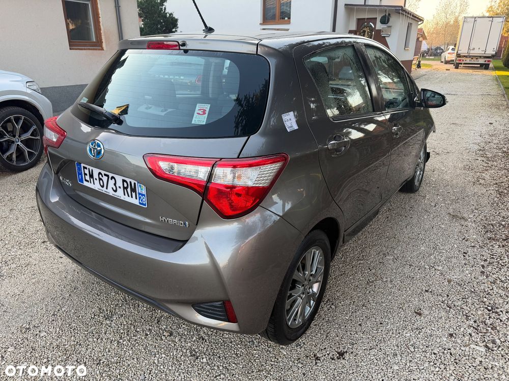 Toyota Yaris Hybrid 100 Terra - 10