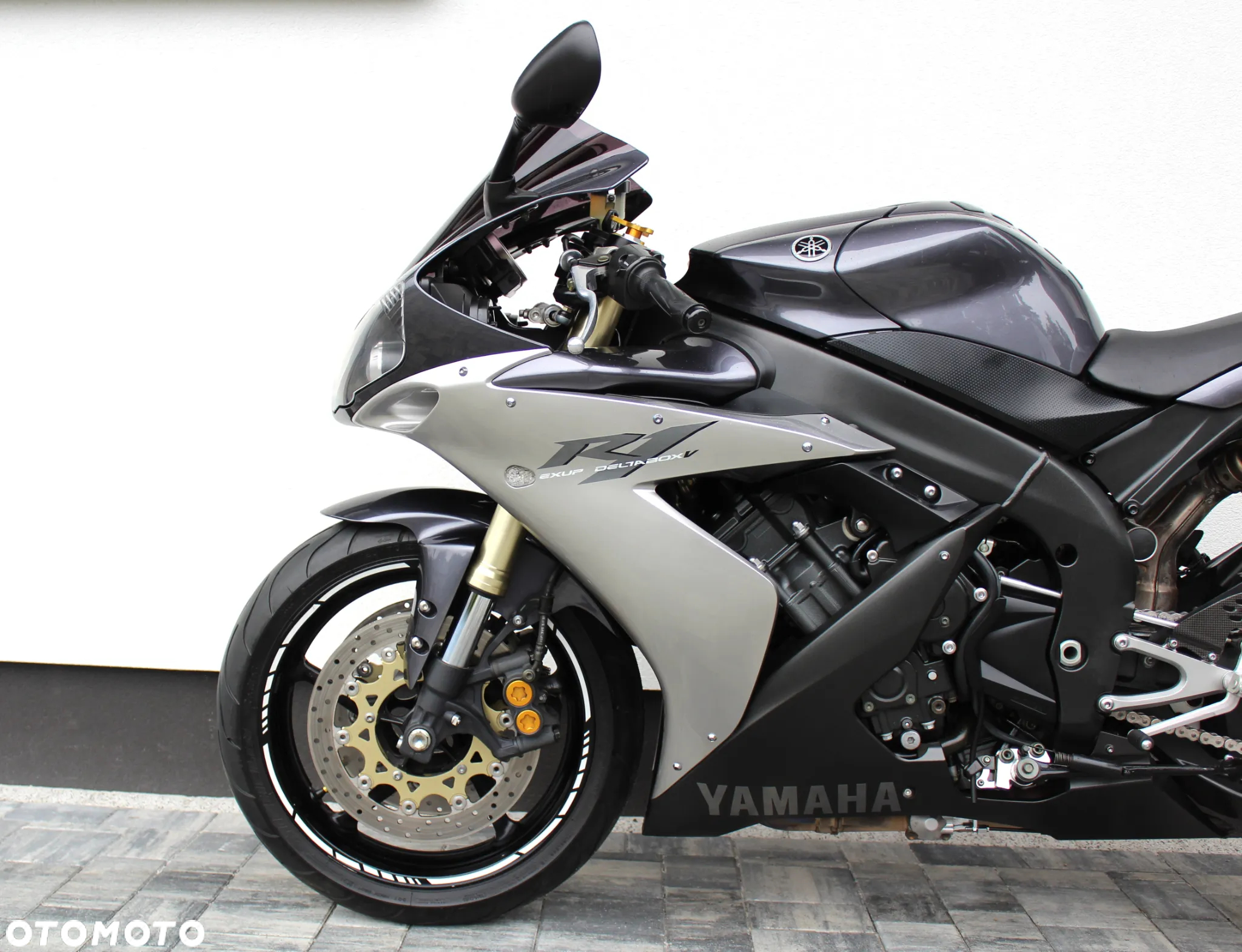 Yamaha R1 - 6
