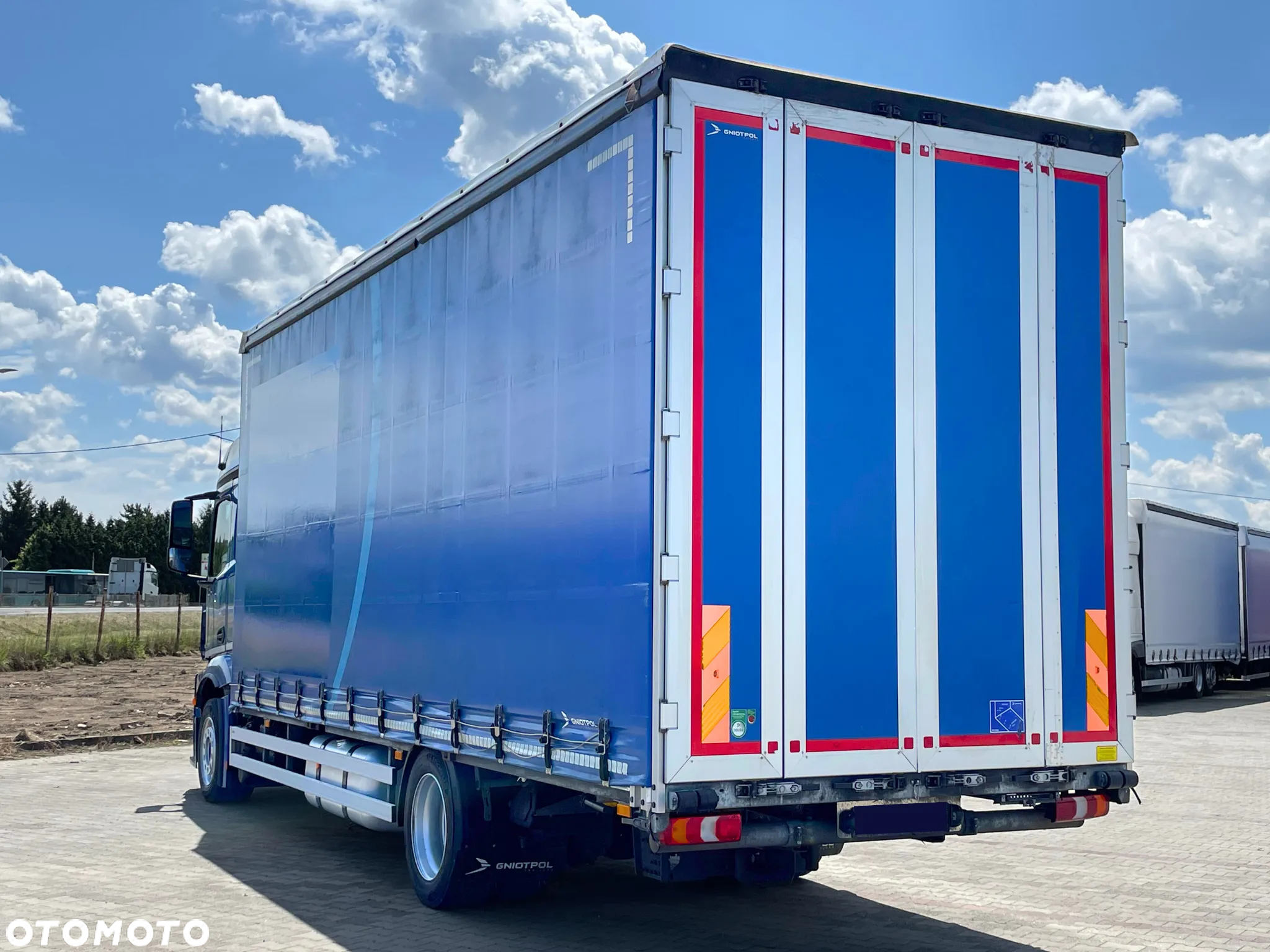 Mercedes-Benz ACTROS 1830 / PRZESTRZENNY 60M3 / 7,75 M / SALON PL - 4