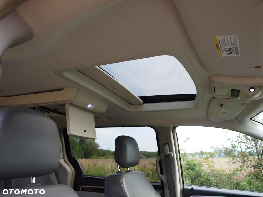 Volkswagen Routan - 24