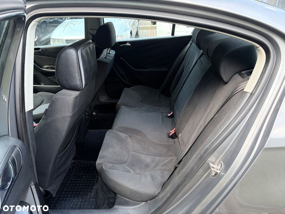 Volkswagen Passat 1.6 FSI Trendline - 10