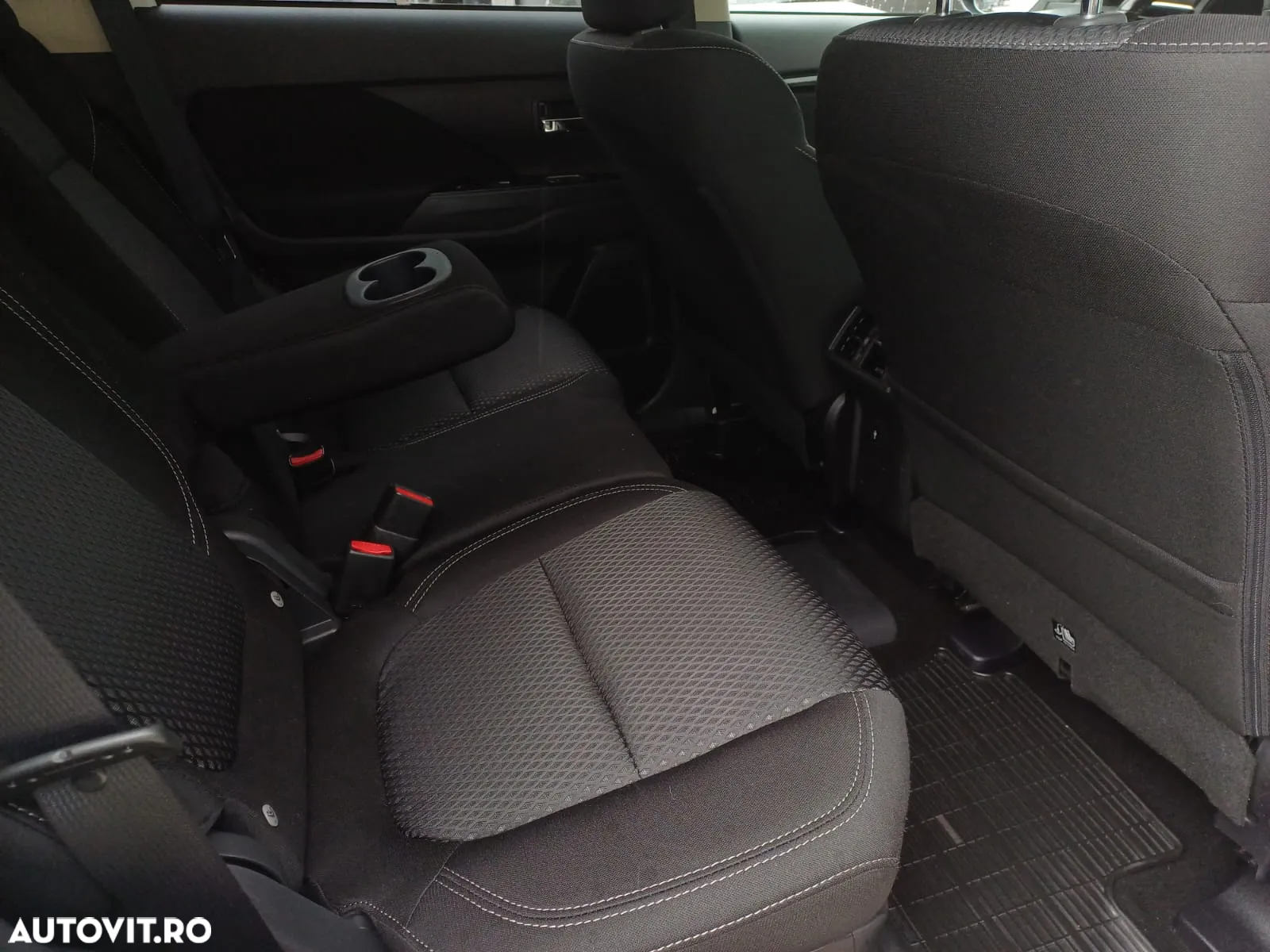 Mitsubishi Outlander 2.4 4WD Plug-In Hybrid - 12