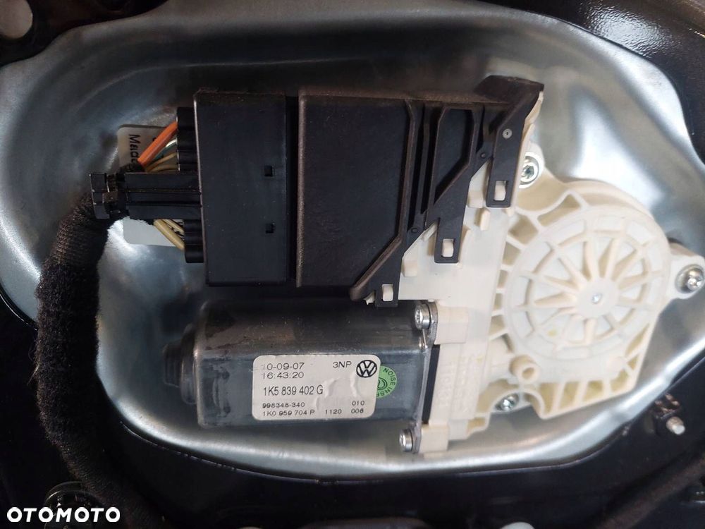 DRZWI KOMPLETNE PRAWY TYŁ VOLKSWAGEN JETTA V 5 LC9X - 2