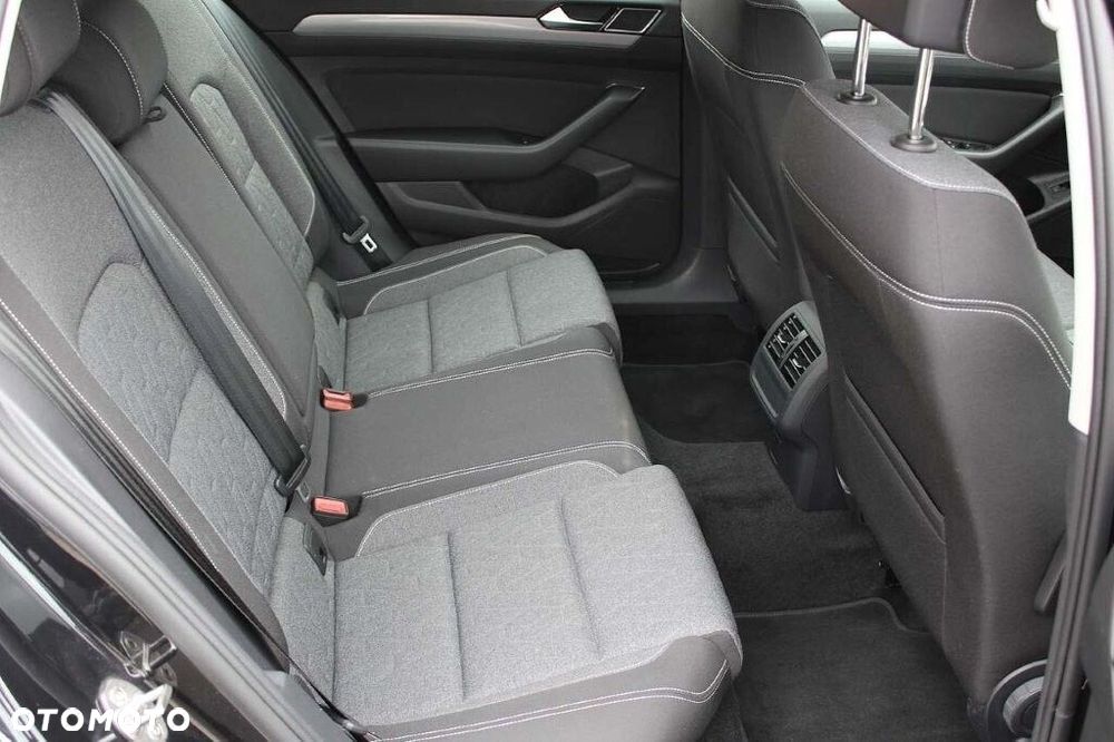 Volkswagen Passat Variant 2.0 TDI EVO Business DSG - 16
