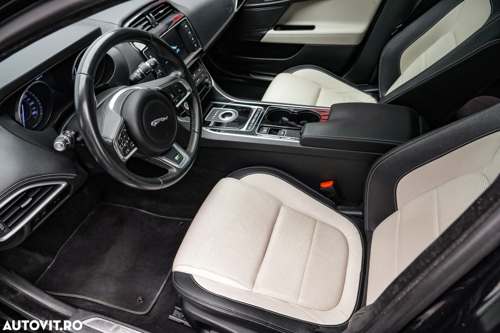Jaguar XE 2.0 R-Sport - 12