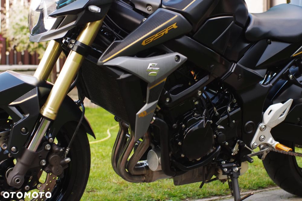 Suzuki GSR - 24