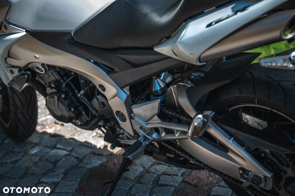 Suzuki GSR - 7