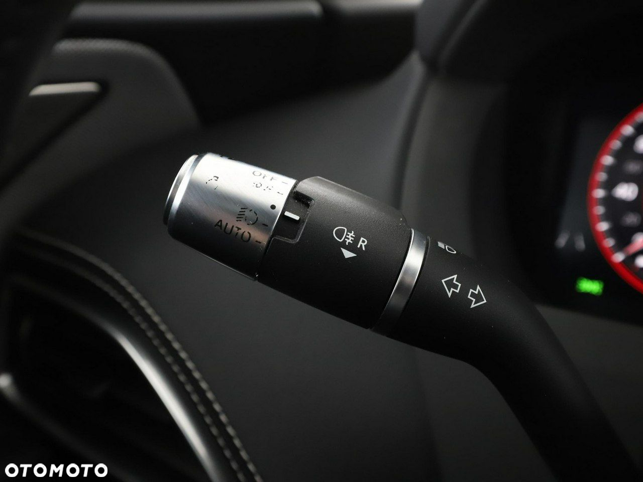 Jaguar XE 2.0 D180 AWD R-Dynamic SE - 34