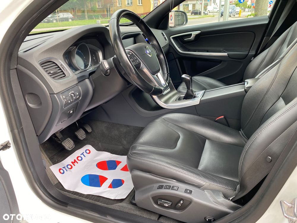 Volvo V60 D4 Momentum - 14