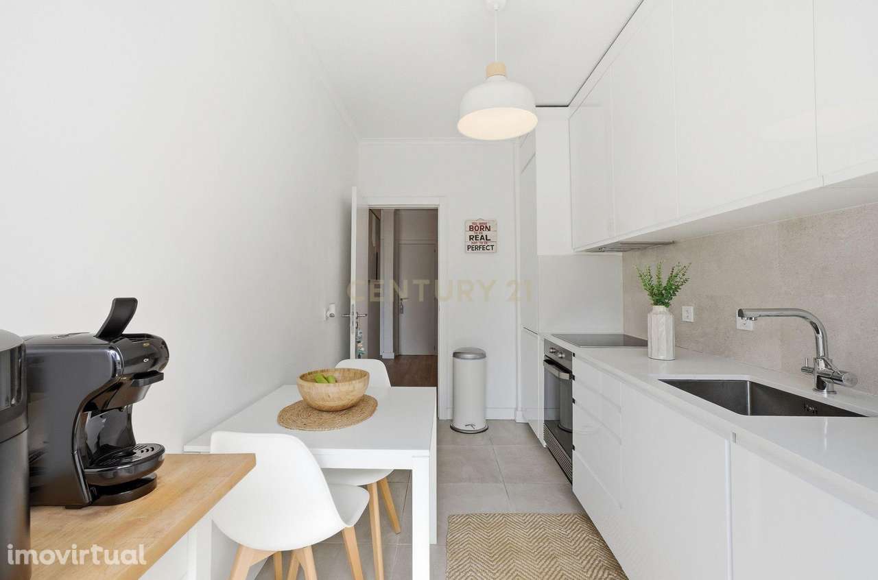 Apartamento T2 Renovado com Varanda e Arrecadação – Monte Abraão - Grande imagem: 2/49