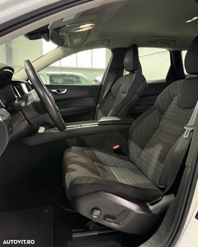 Volvo XC 60 B4 MHEV AWD Momentum Pro - 11