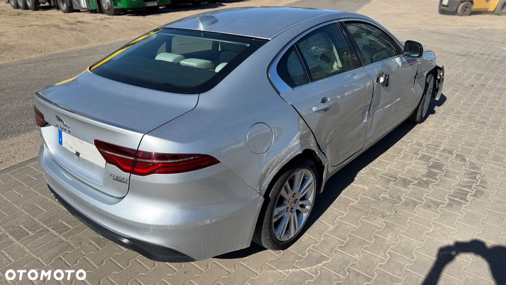 Jaguar XE 2.0 D Prestige - 9