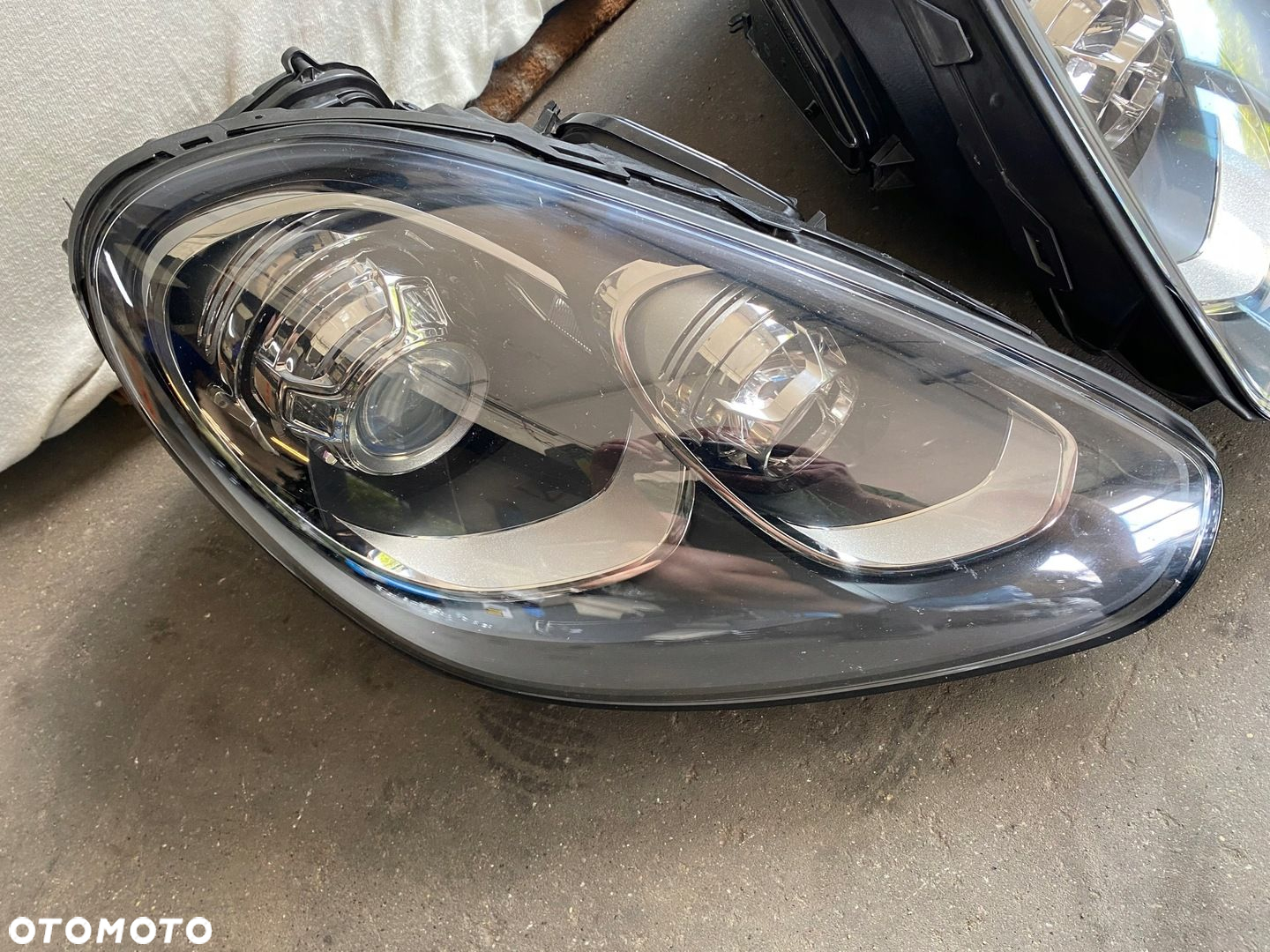 PORSCHE CAYENNE 7P5 GTS LIFT LAMPY XENON KOMPLET - 2