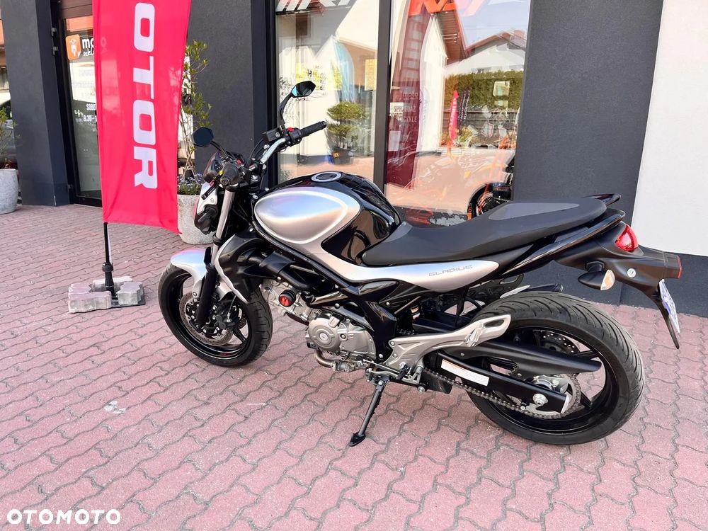 Suzuki Gladius - 8