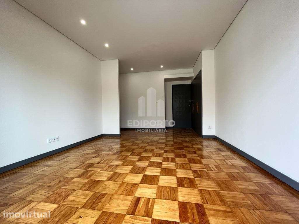 Apartamento T2 remodelado com varanda, à Praça Velásquez e Metro dos C - Grande imagem: 3/15