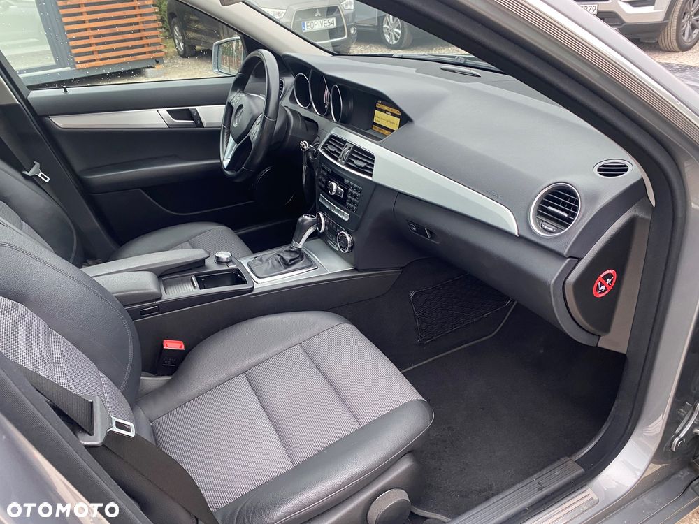 Mercedes-Benz Klasa C 180 CGI Automatik BlueEFFICIENCY Avantgarde - 26