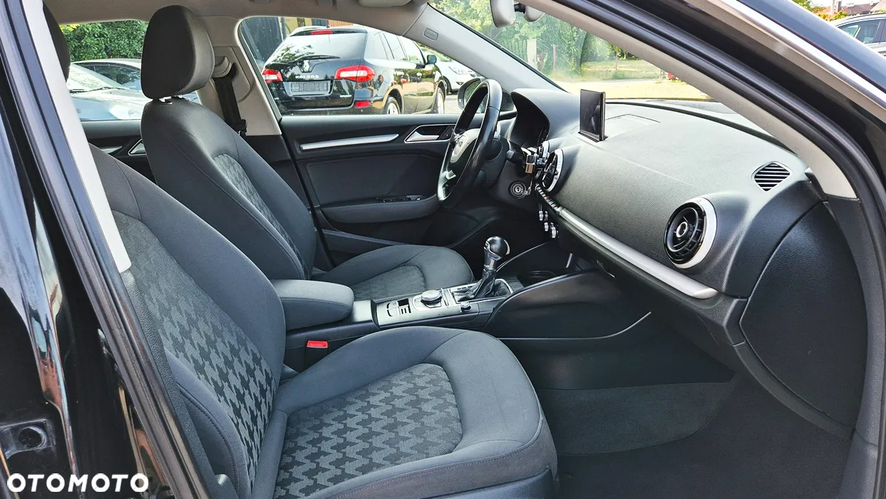 Audi A3 1.2 TFSI Sportback S tronic Ambiente - 32