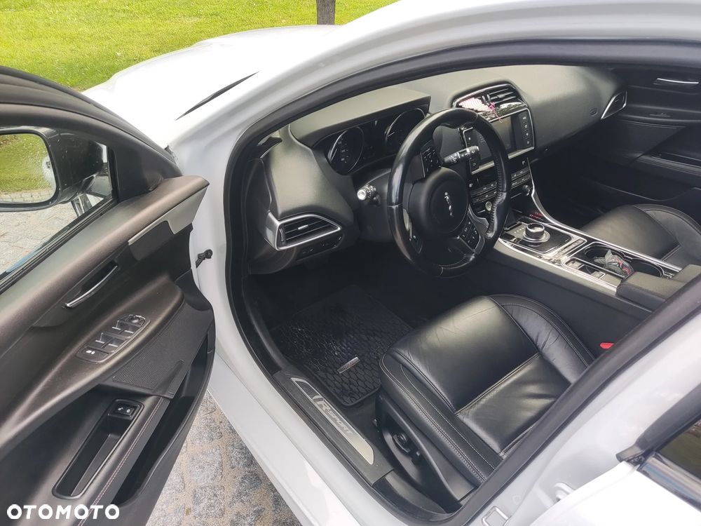 Jaguar XE 2.0 D R-Sport - 16