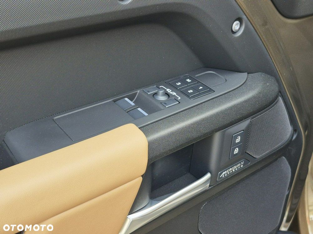 Land Rover Defender - 17