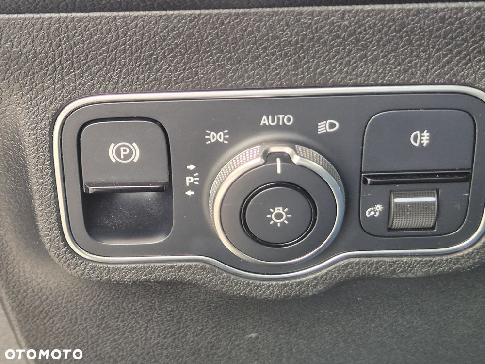 Mercedes-Benz GLB 200 7G-DCT - 28