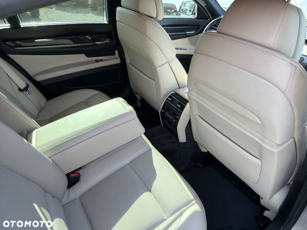BMW Seria 7 750i - 10