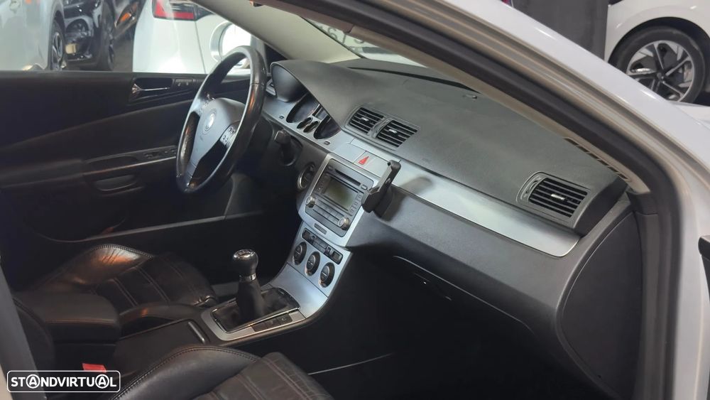 VW Passat Variant 2.0 TDI Highline - 23