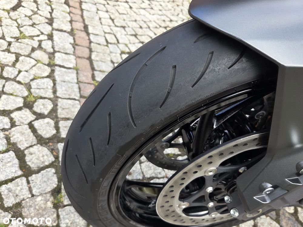 Suzuki GSX - 13