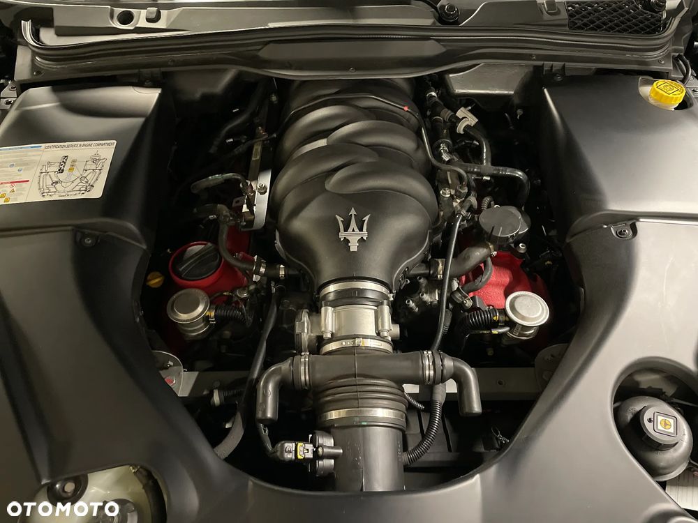 Maserati GranTurismo S Automat - 38