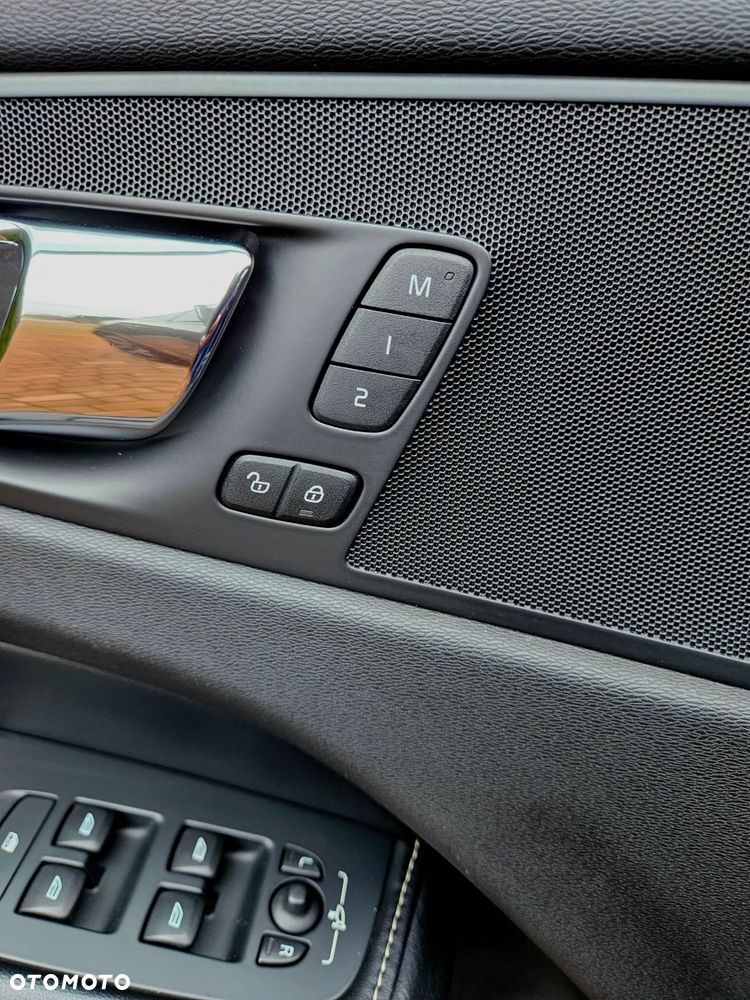 Volvo XC 60 D4 AWD R-Design - 18