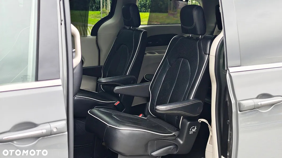 Chrysler Pacifica - 16