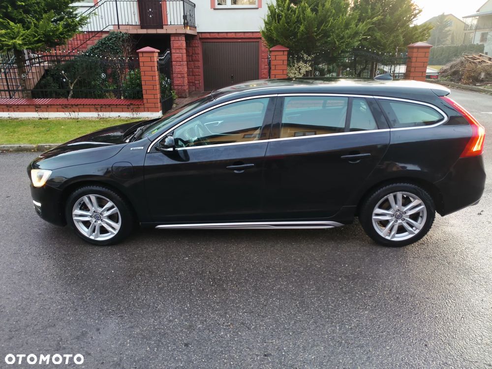 Volvo V60 D6 AWD Plug-in Hybrid R-Design Momentum - 21