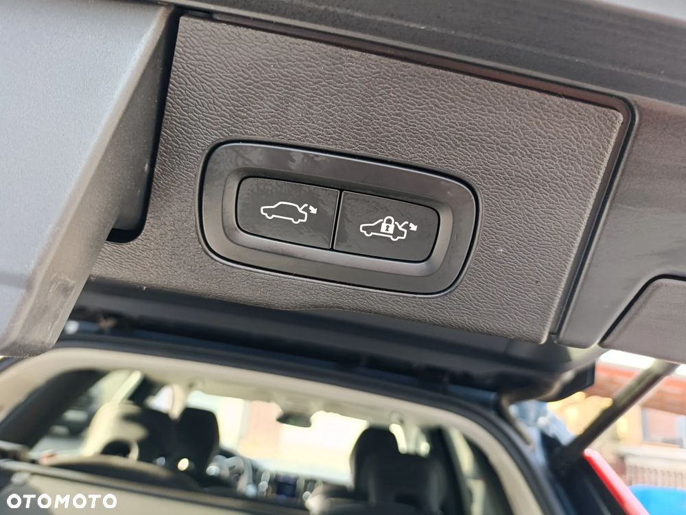 Volvo XC 60 B4 D AWD Geartronic Momentum Pro - 11