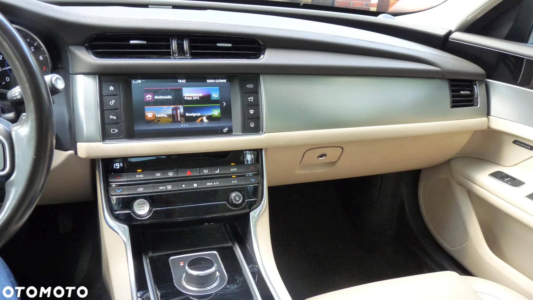Jaguar XF 35t AWD Portfolio - 30