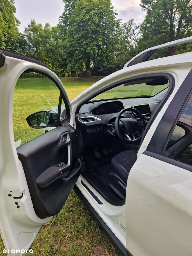 Peugeot 2008 1.2 Pure Tech Style S&S - 16