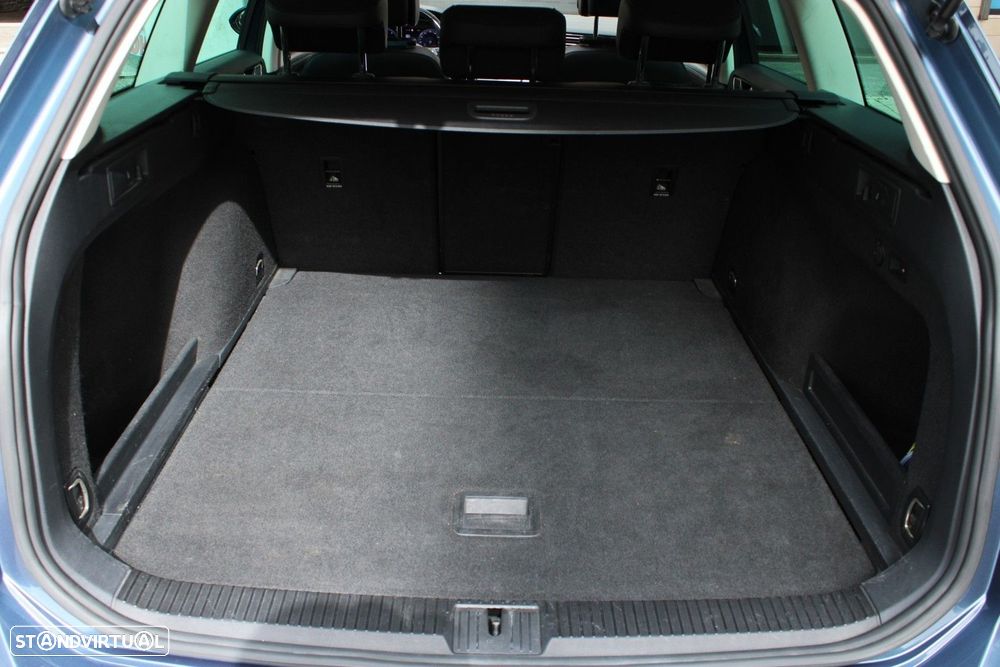 VW Passat Variant 1.6 TDI Highline DSG - 51