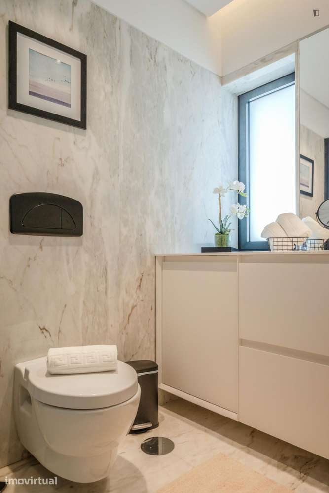Quarto - localizado em Lordelo do Ouro Porto - Grande imagem: 4/13