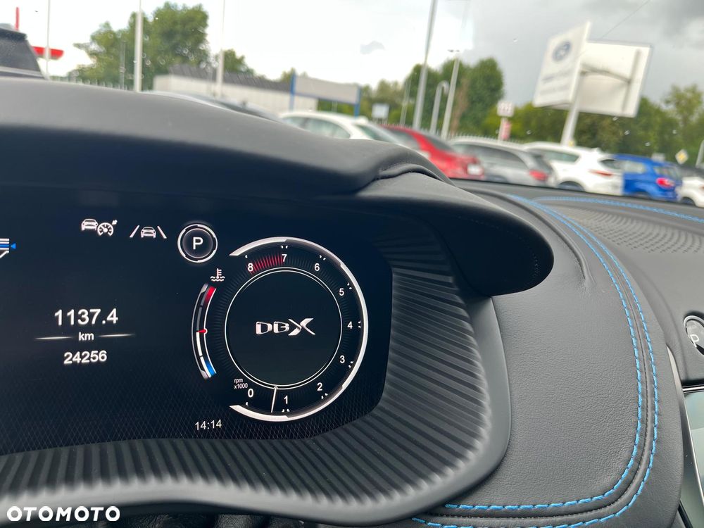 Aston Martin DBX - 11