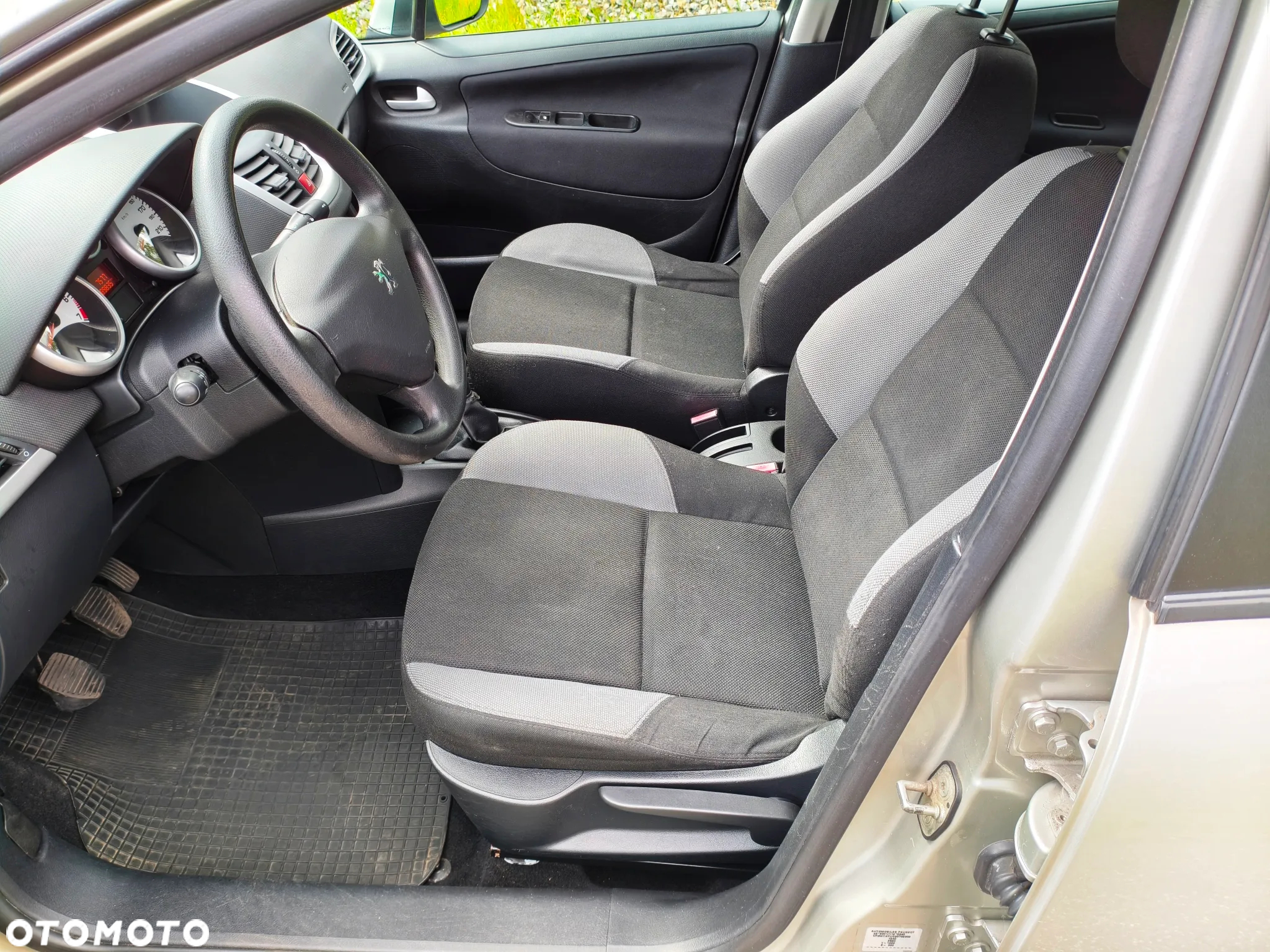 Peugeot 207 - 12