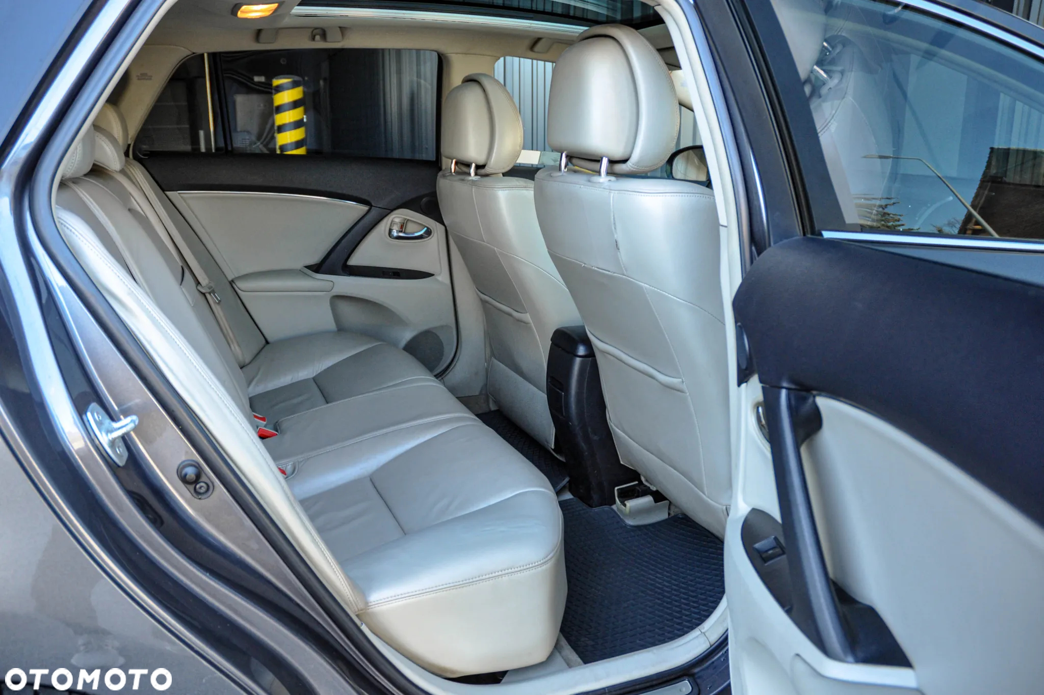 Toyota Avensis 2.2 D-CAT Premium - 12