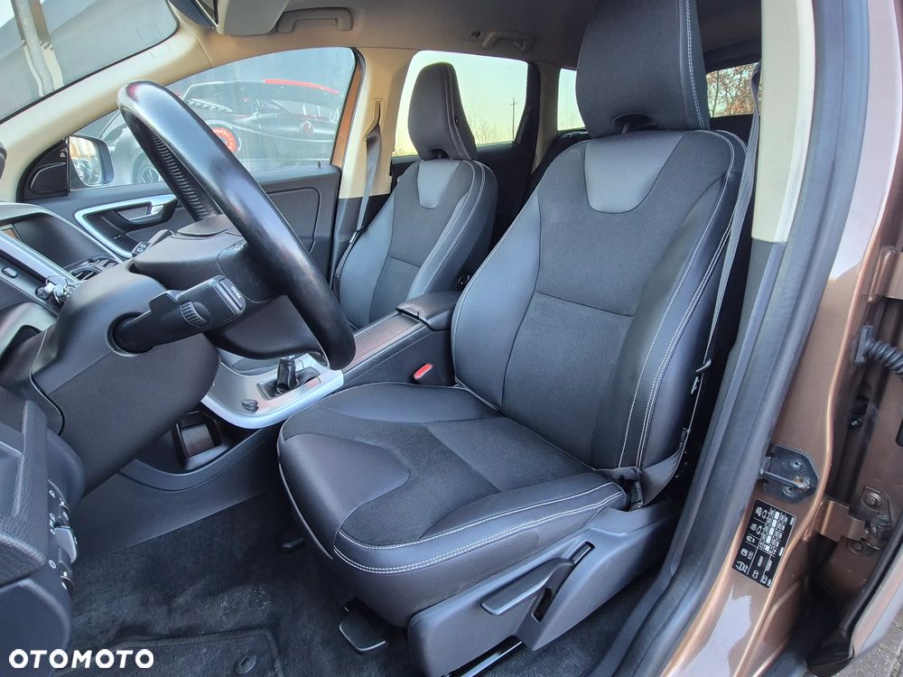 Volvo XC 60 2.4D AWD Momentum - 27