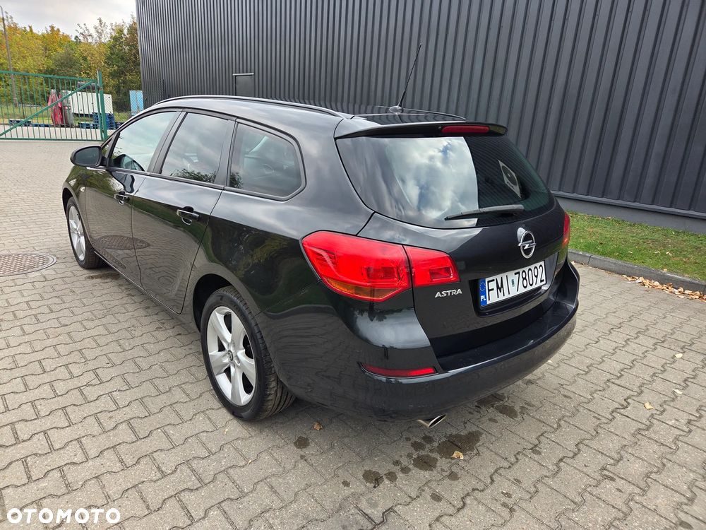Opel Astra 2011 photo 4