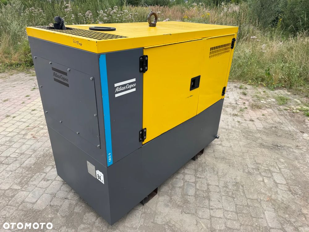 Atlas Copco QES 9 Agregat Prądotwórczy Generator prądu Wyciszony.  2018 rok. Silnik KUBOTA 3 cylindry. Agregat do pracy ciągłej. 2 x 400 VOLT oraz 230. Agregat w Bardzo ładnym stanie jak z Salonu. Sprowadzony z Norwegii. Agregat posiada bardzo dużo zabezpieczeń prądowych. Bezpieczna maszyna! Prądnica MECCALTE ECP3 1L4 najlepsza marka światowa! OKAZJA TANIO Profesjonalny przemysłowy sprzęt! Dokumenty inst. obsługi - 2