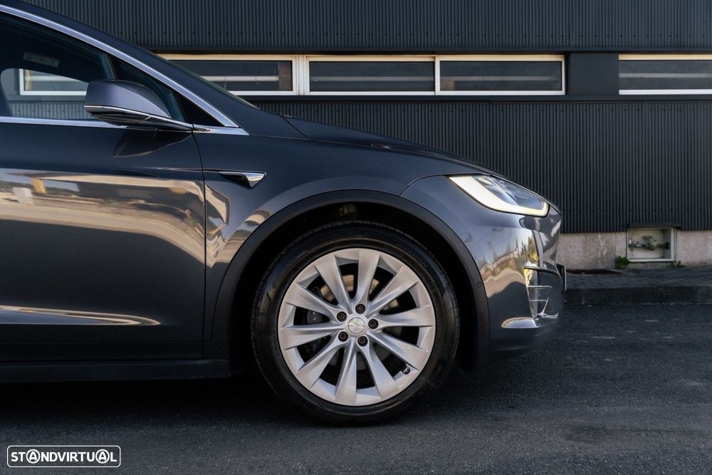 Tesla Model X - 28