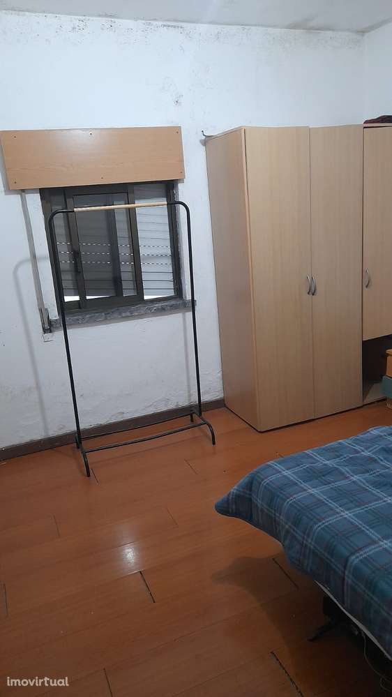 Quarto individual em moradia com mobilário e internet - Grande imagem: 4/7