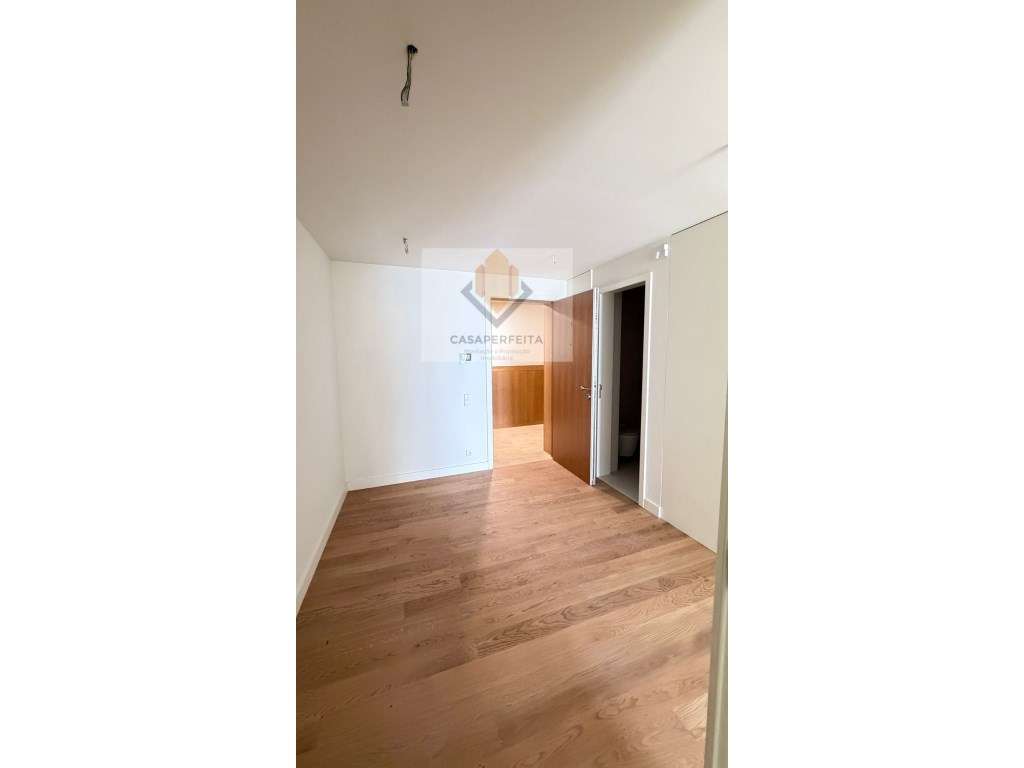 Apartamento T1 com Varanda e Lugar de Garagem - Frente ao Rio Douro - Grande imagem: 4/8